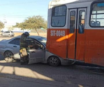 Choque entre camión y automóvil deja un menor herido en el Solidaridad