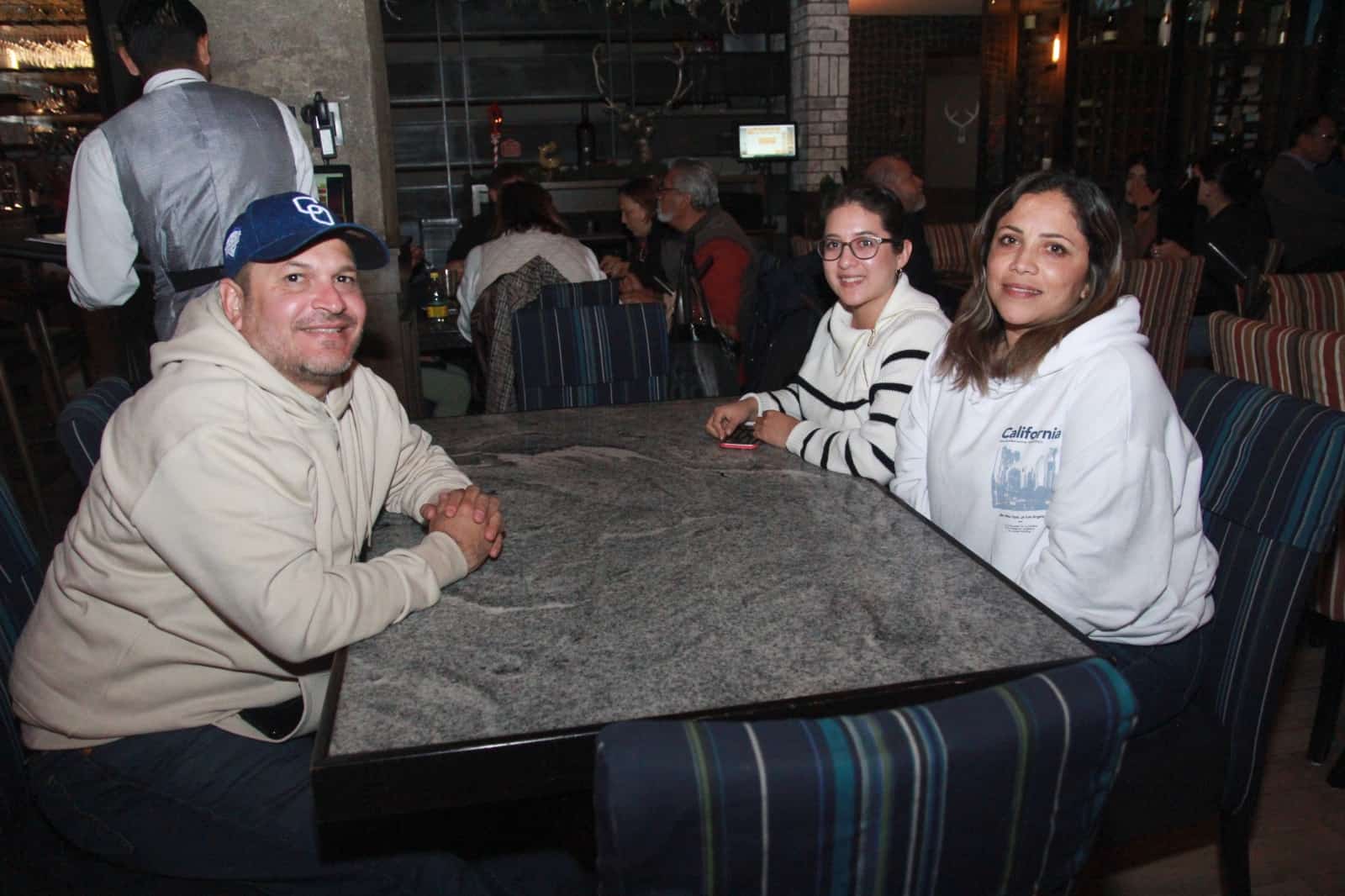 Comparten una agradable cena en Mochomos Fusión Sonorense