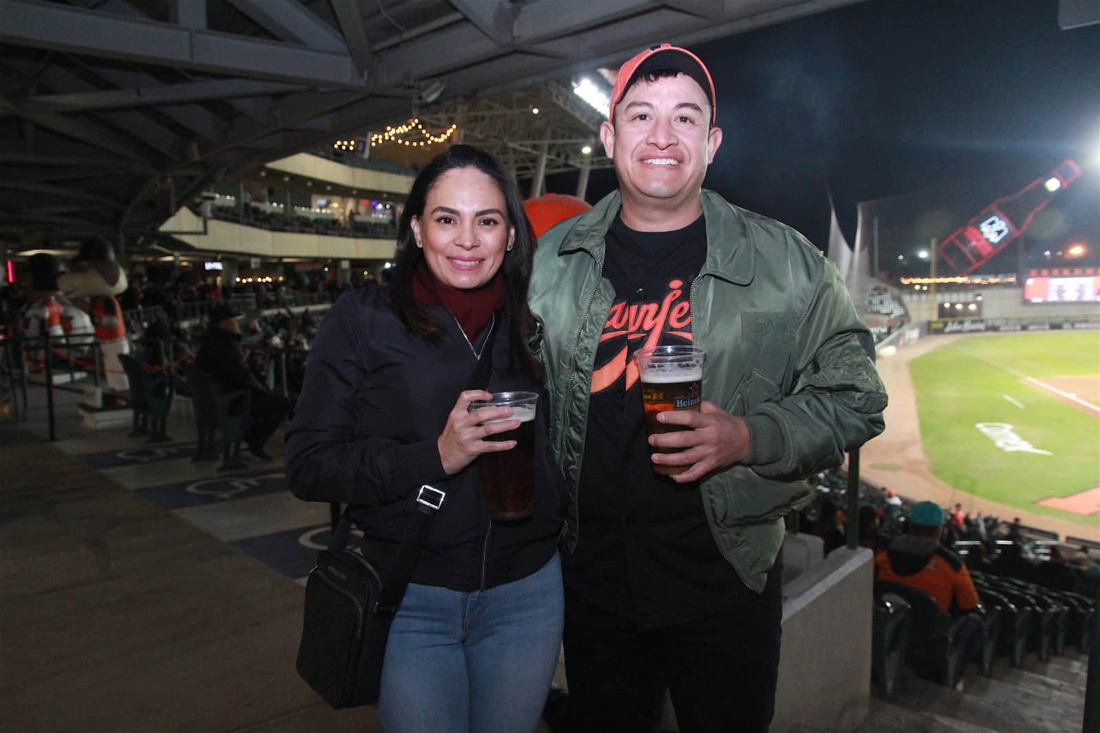 Disfrutan la fiesta beisbolera en el estadio Fernando Valenzuela