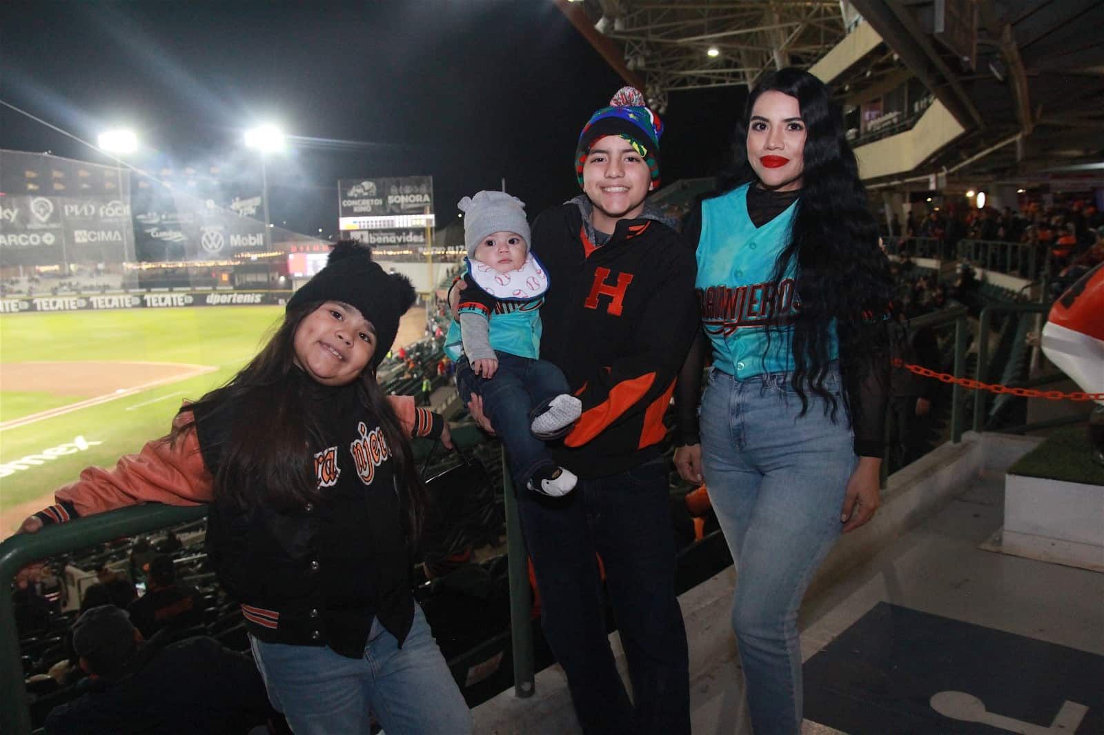 Disfrutan la fiesta beisbolera en el estadio Fernando Valenzuela