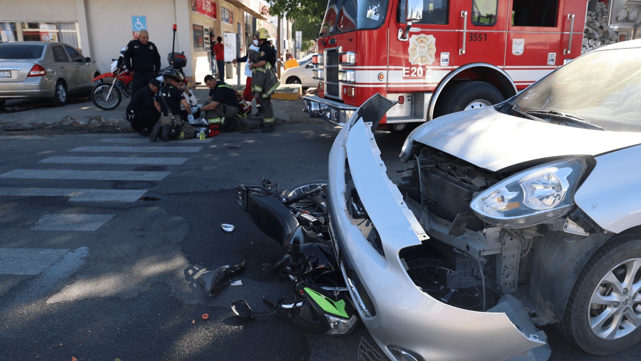 Motociclista resulta lesionado al ser embestido por un automóvil