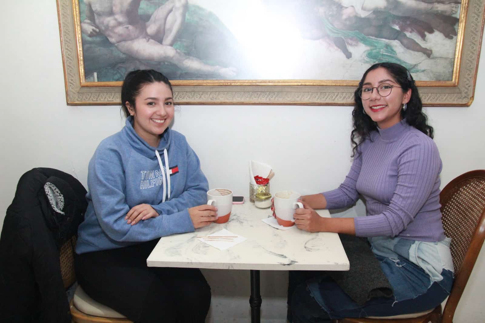 En Casa Garmendia, Café y Churrería hay una agradable plática con amigos