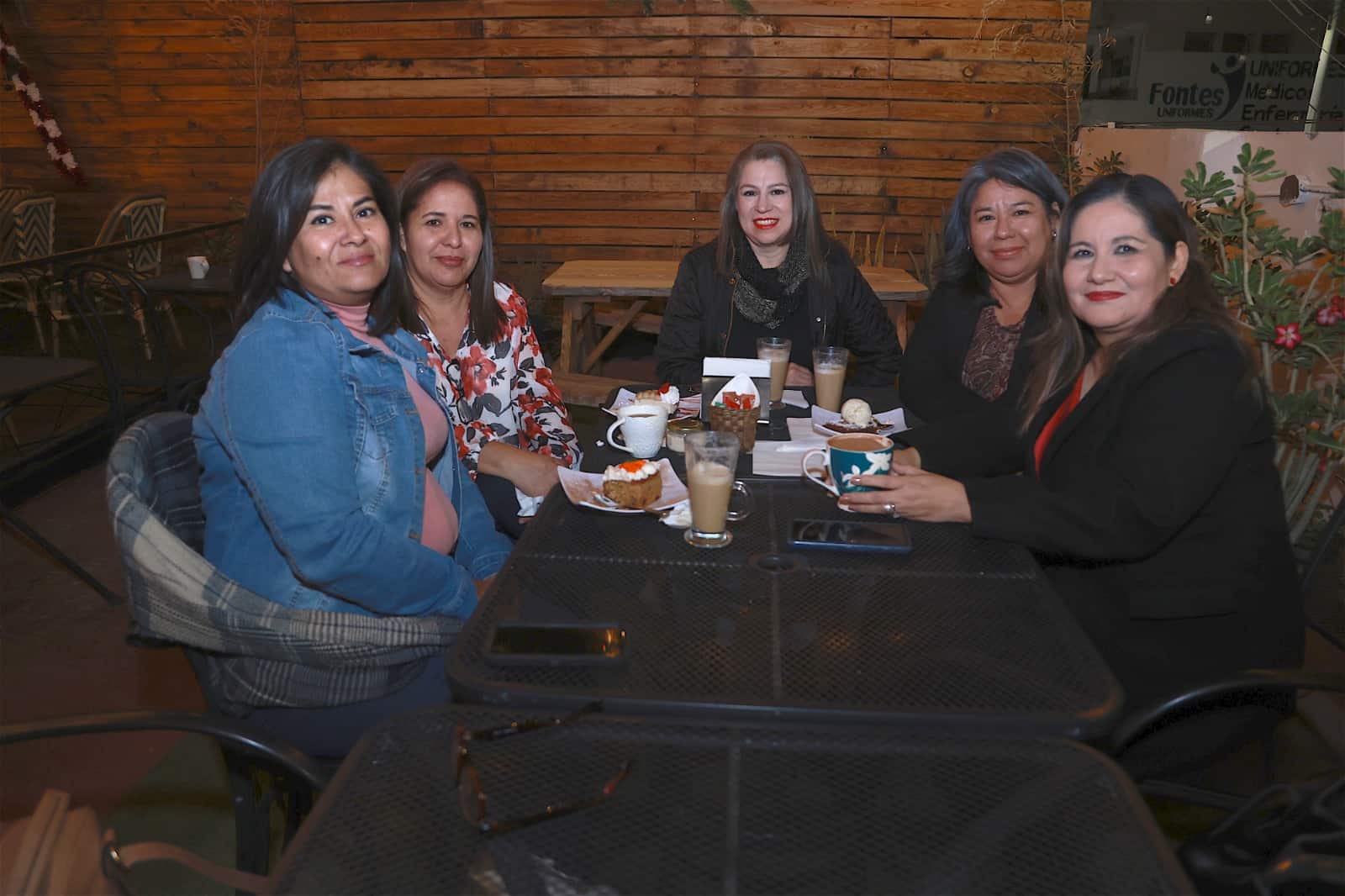 En Casa Garmendia, Café y Churrería hay una agradable plática con amigos