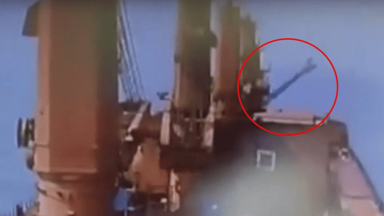 Video revela impactante ataque con misil a buque granelero en el mar Rojo
