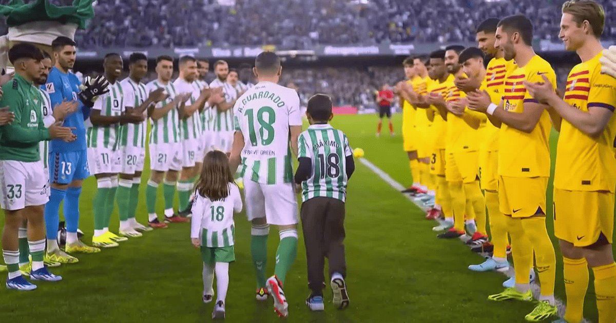 Andrés Guardado es despedido como leyenda por la afición del Betis