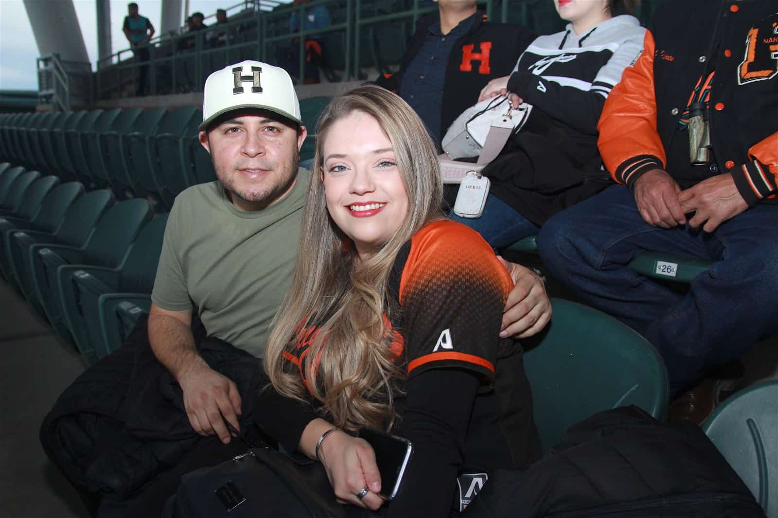 Divertida noche de beisbol en el estadio Fernando Valenzuela