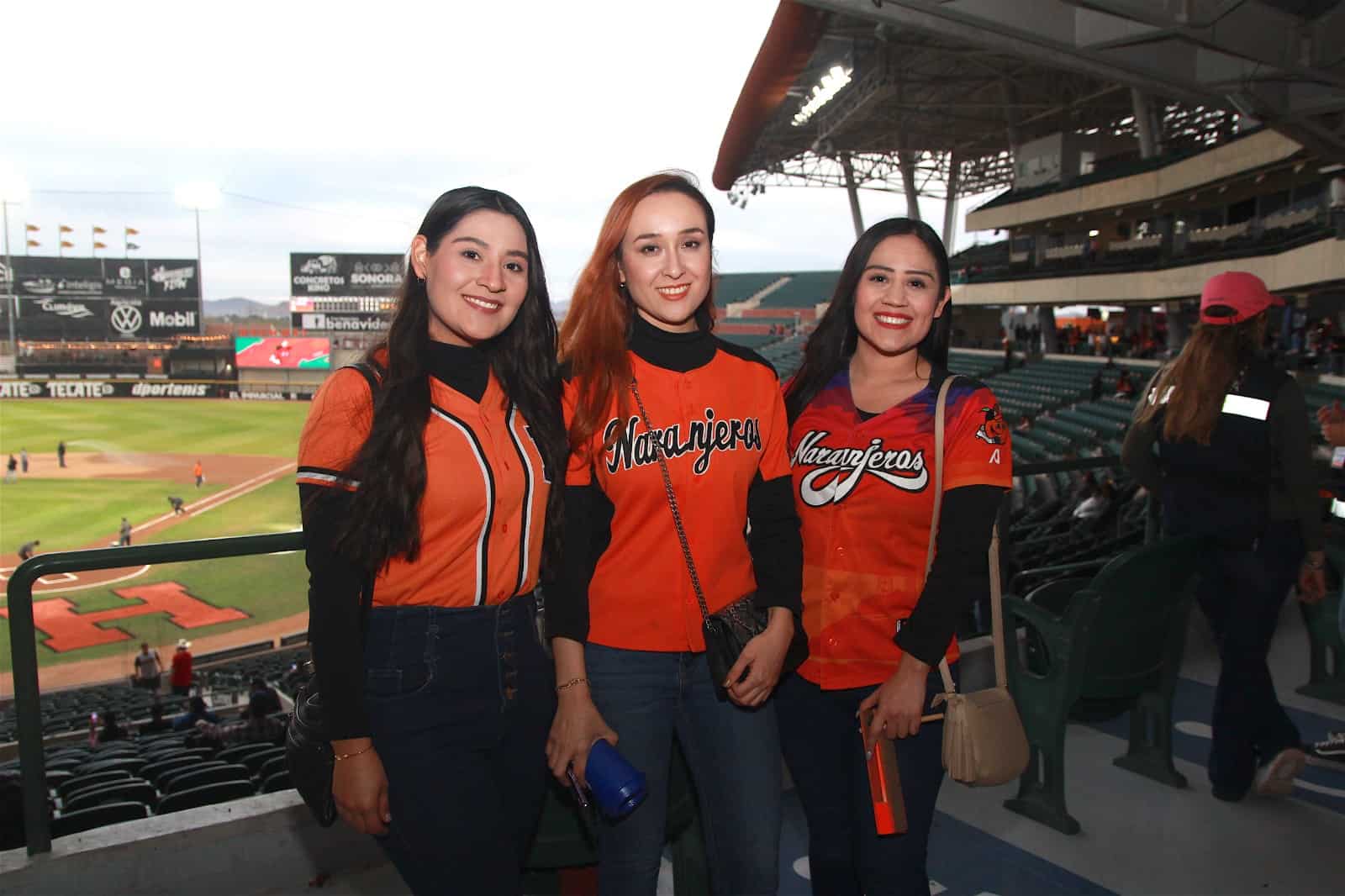 Divertida noche de beisbol en el estadio Fernando Valenzuela