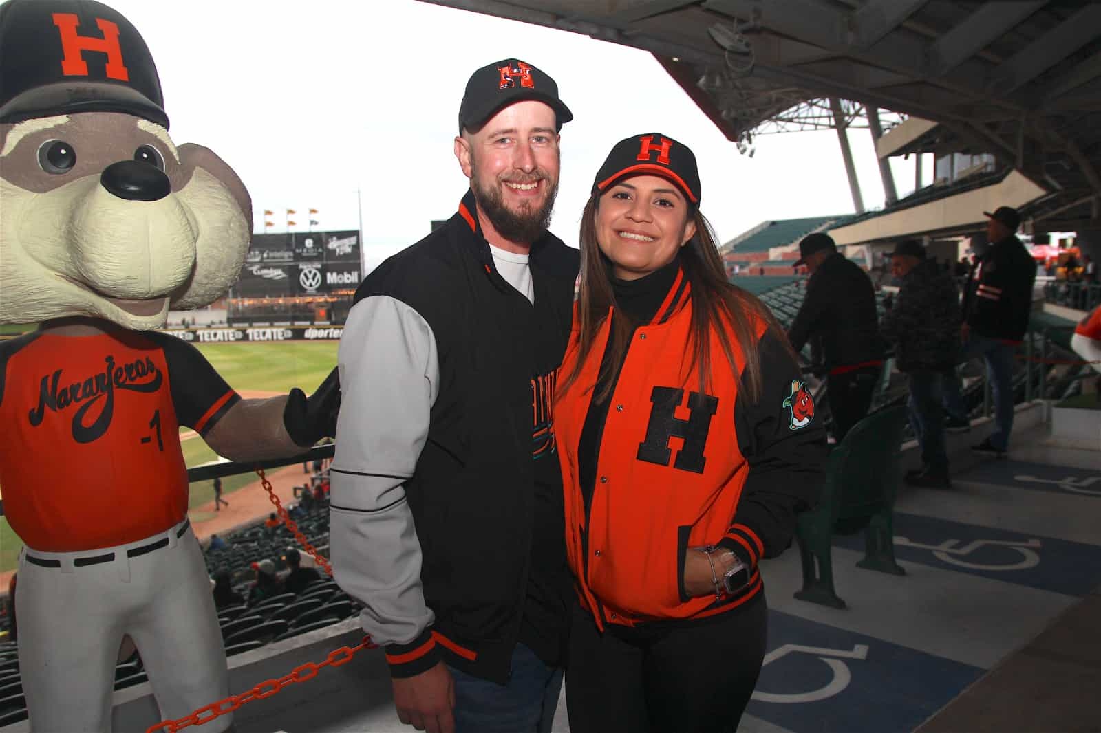 Divertida noche de beisbol en el estadio Fernando Valenzuela