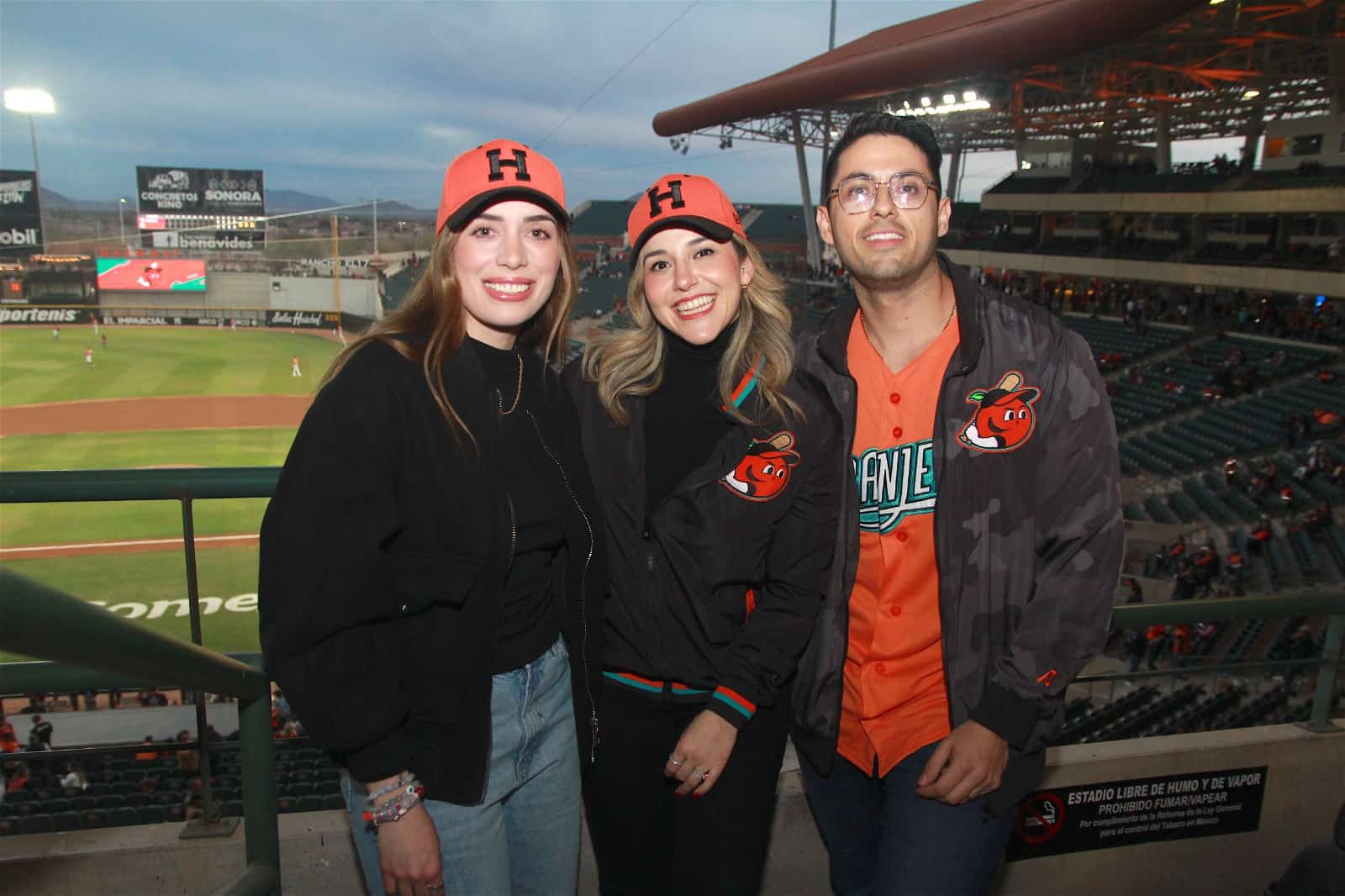 Divertida noche de beisbol en el estadio Fernando Valenzuela