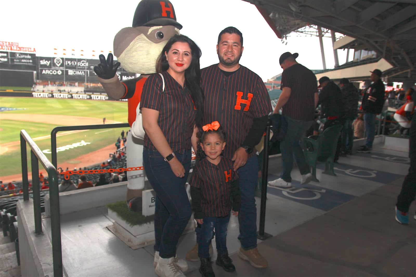 Divertida noche de beisbol en el estadio Fernando Valenzuela