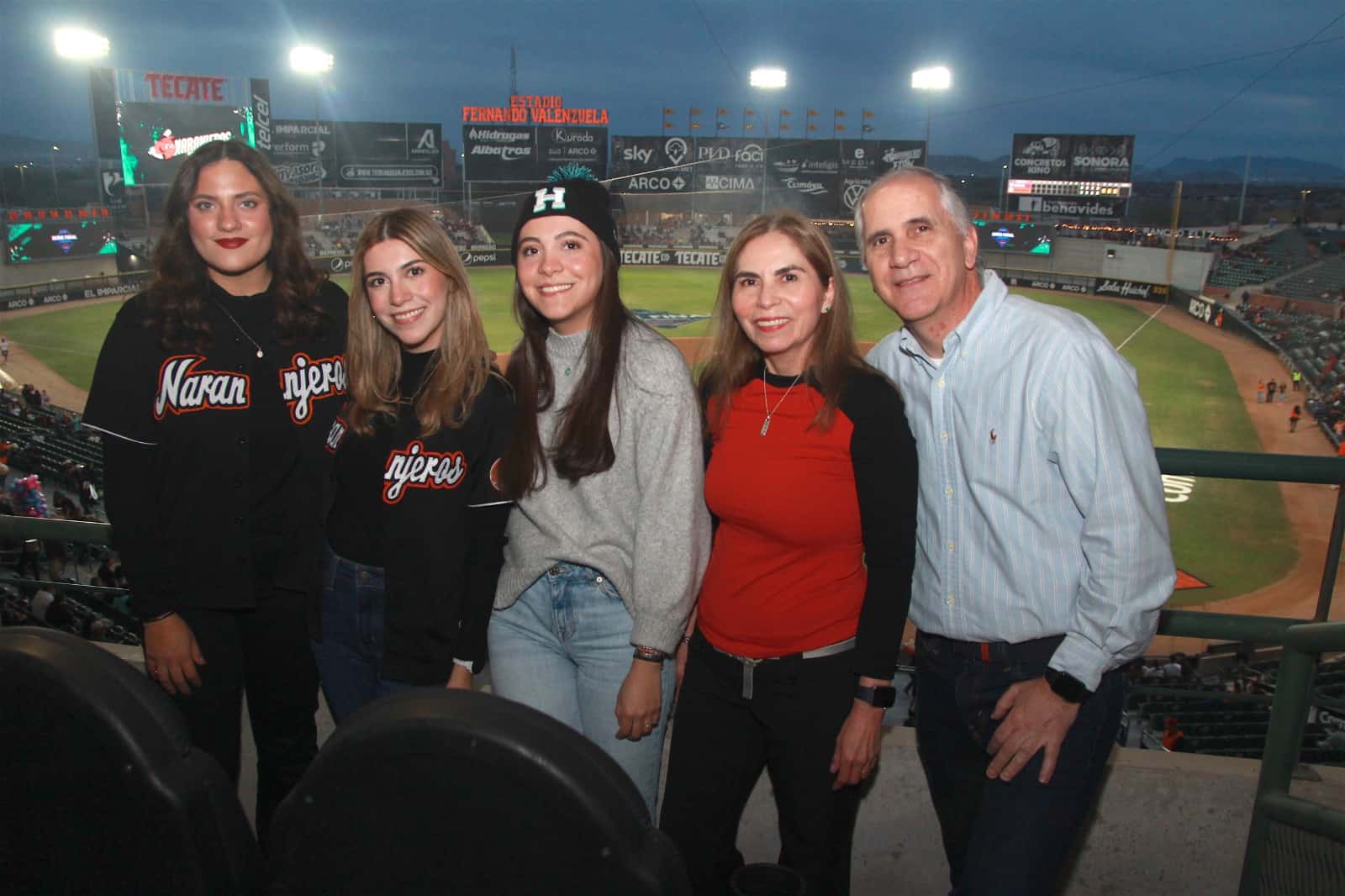 Divertida noche de beisbol en el estadio Fernando Valenzuela