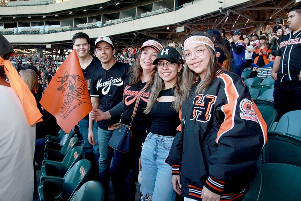 Aficionados festejan con Naranjeros en el estadio Fernando Valenzuela