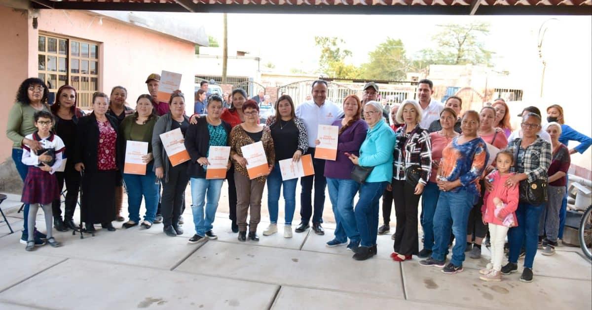 Familias de la colonia Solidaridad reciben títulos de sus viviendas