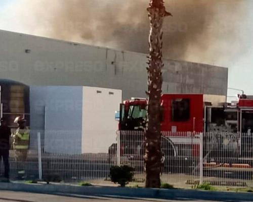 Se incendia bodega de maquiladora en carretera a Bahía de Kino
