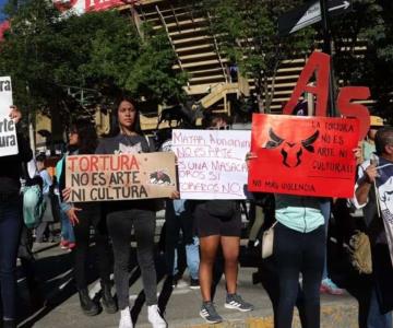 Manifestantes protestan previo a la corrida de aniversario en la Plaza México