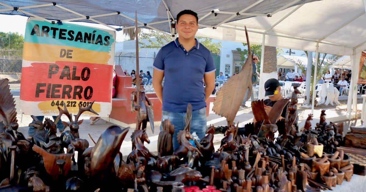 Martín sigue el legado de su padre con el tallado de figuras de palo fierro