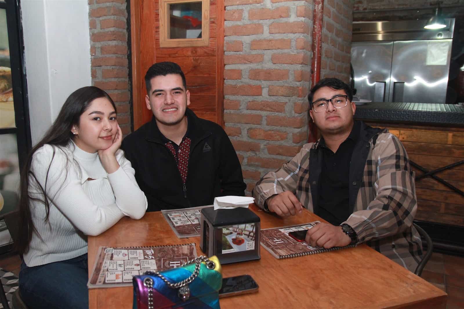 Amena cena con amigos en Mercado H69