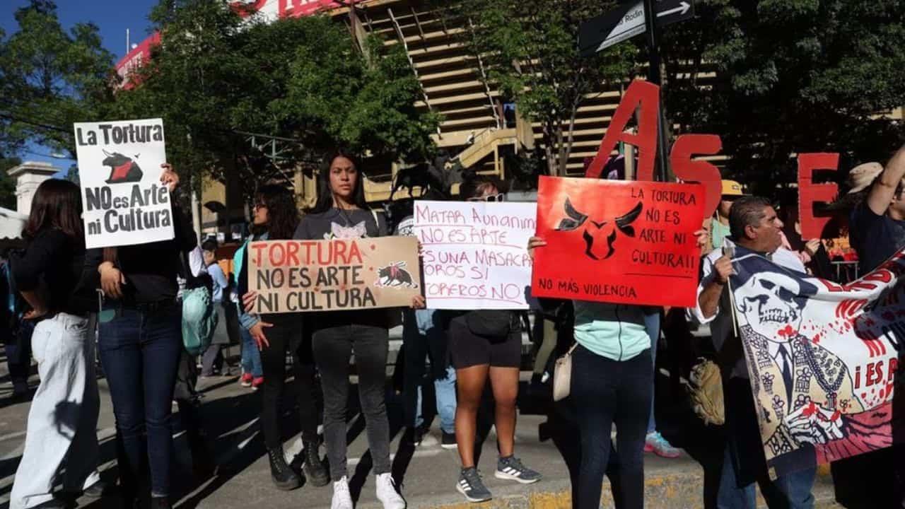 Plaza de Toros México recibe una manifestación nocturna