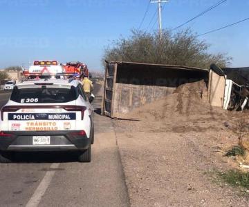 Dompe sufre aparatoso accidente al poniente de Hermosillo; hay un lesionado