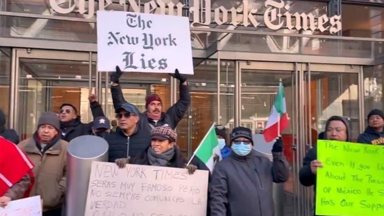 Protestan simpatizantes de AMLO y Morena en oficinas del NYT