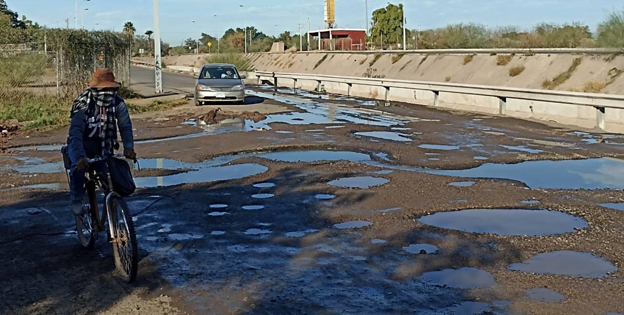 ¡No es la Luna! Brotan baches y aguas negras en Navojoa