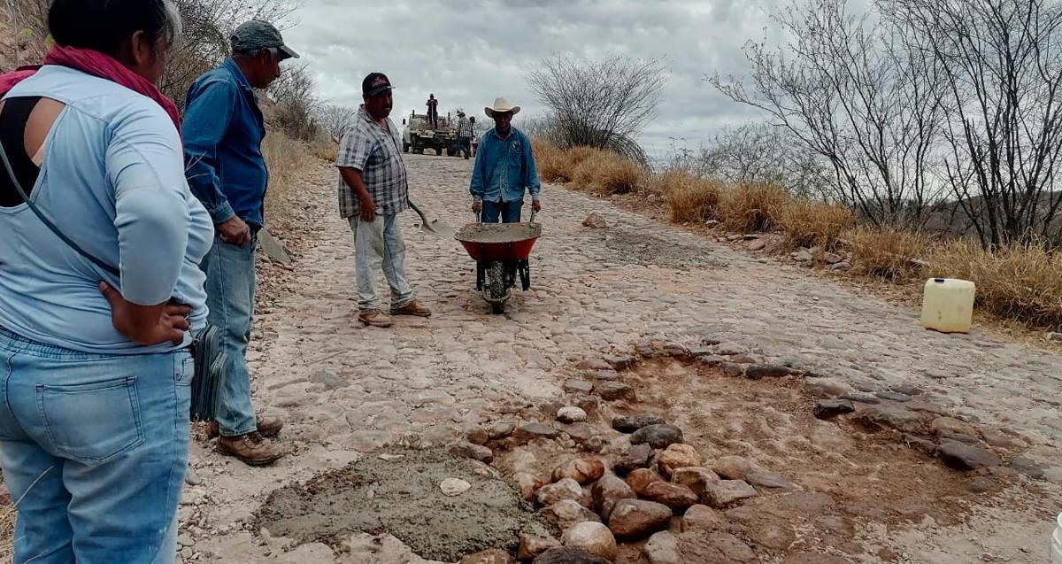 Alamenses se organizan para tapar baches