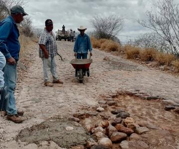 Alamenses se organizan para tapar baches