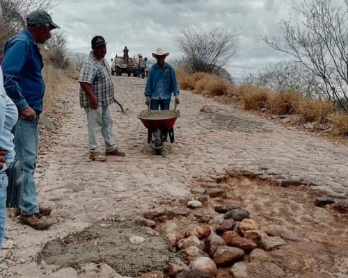 Alamenses se organizan para tapar baches