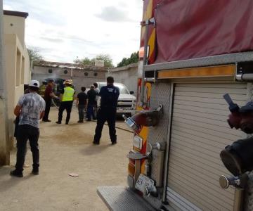 Bomberos combaten incendio de un auto en cochera de la colonia Solidaridad