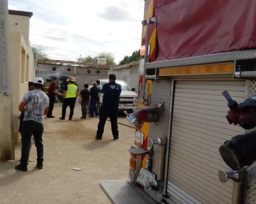 Bomberos combaten incendio de un auto en cochera de la colonia Solidaridad