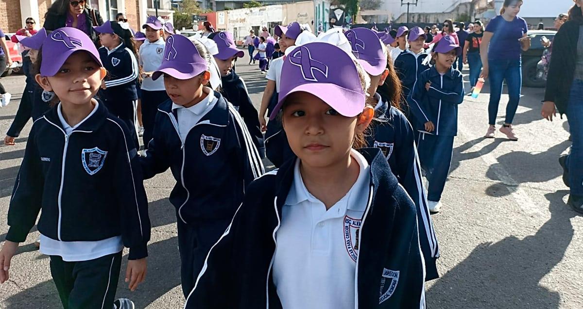 Estudiantes de primaria realizan marcha por Día Internacional de la Mujer