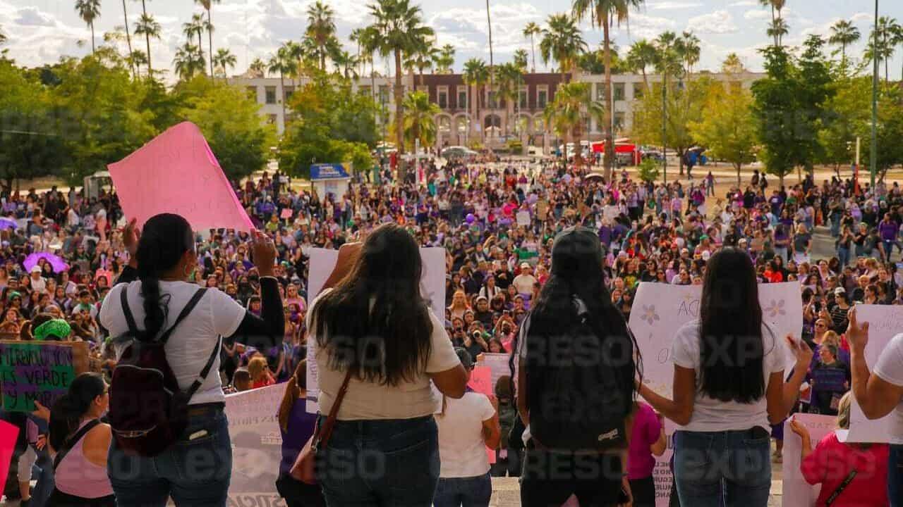 Marchan mujeres por el Día Internacional de la Mujer en Hermosillo