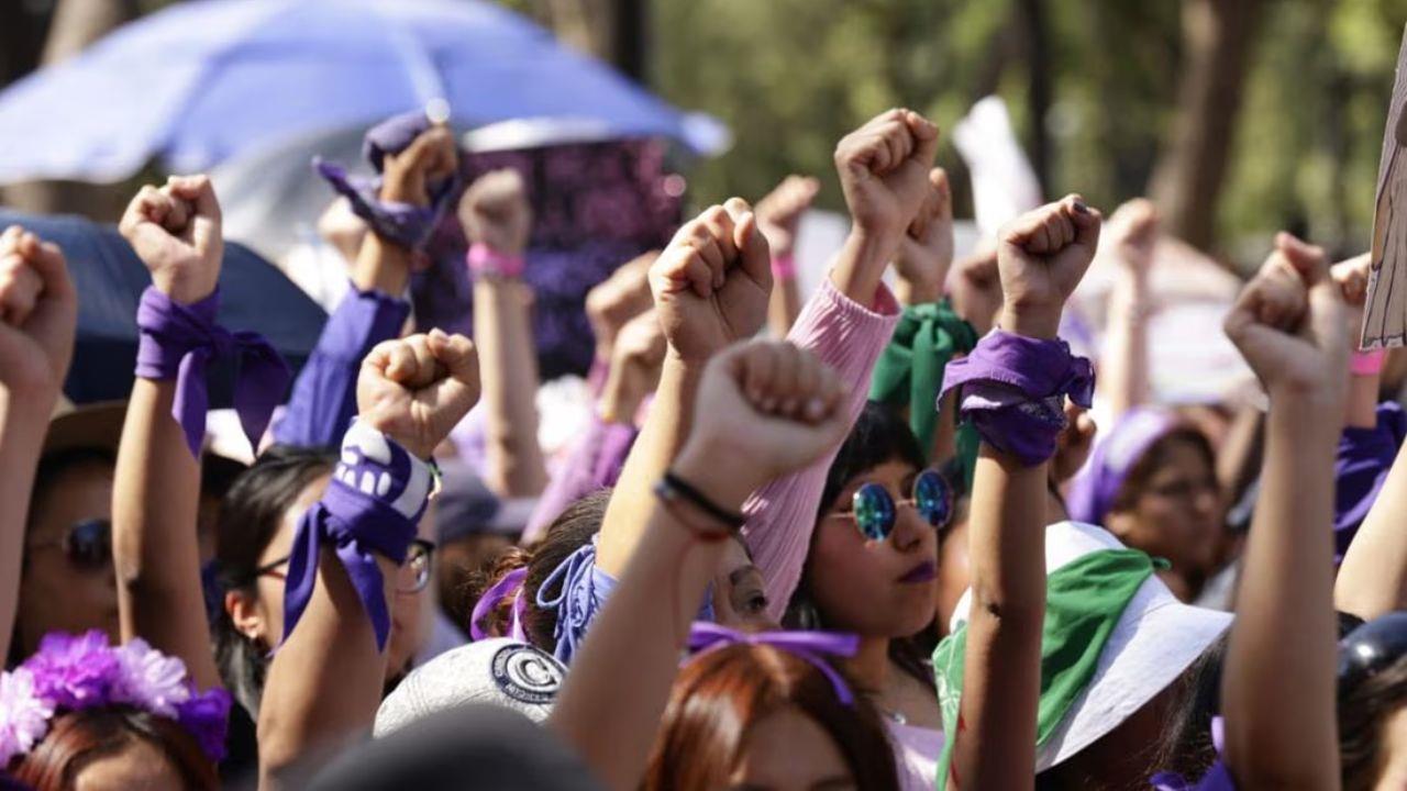 Muere mujer por paro cardiaco durante marcha del 8M