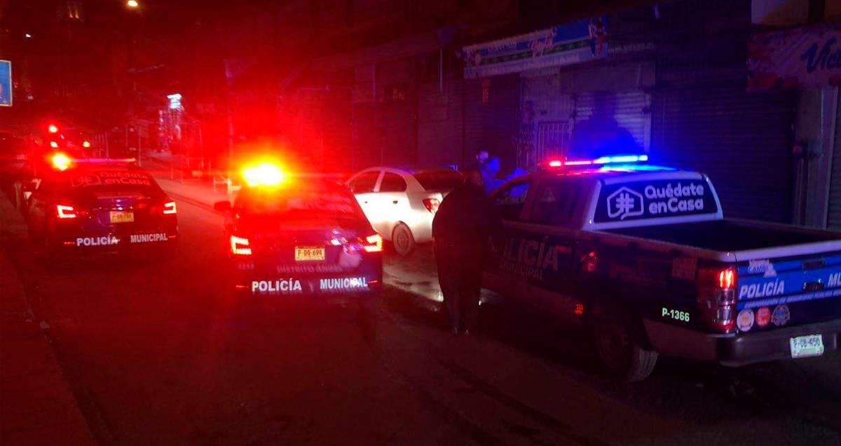 Detienen a 3 hombres que transportaban un cadáver en Neza