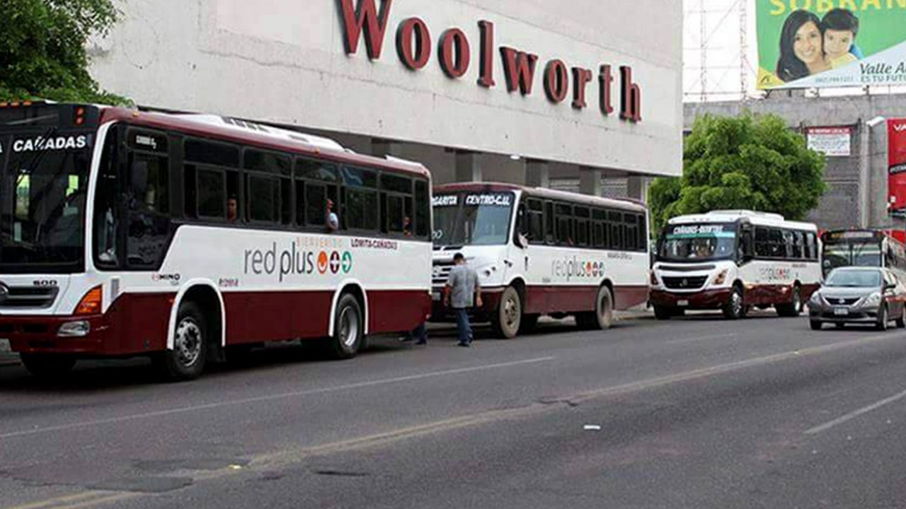 Joven salta por ventana de transporte público por acoso del chofer