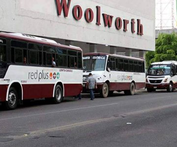 Joven salta por ventana de transporte público por acoso del chofer