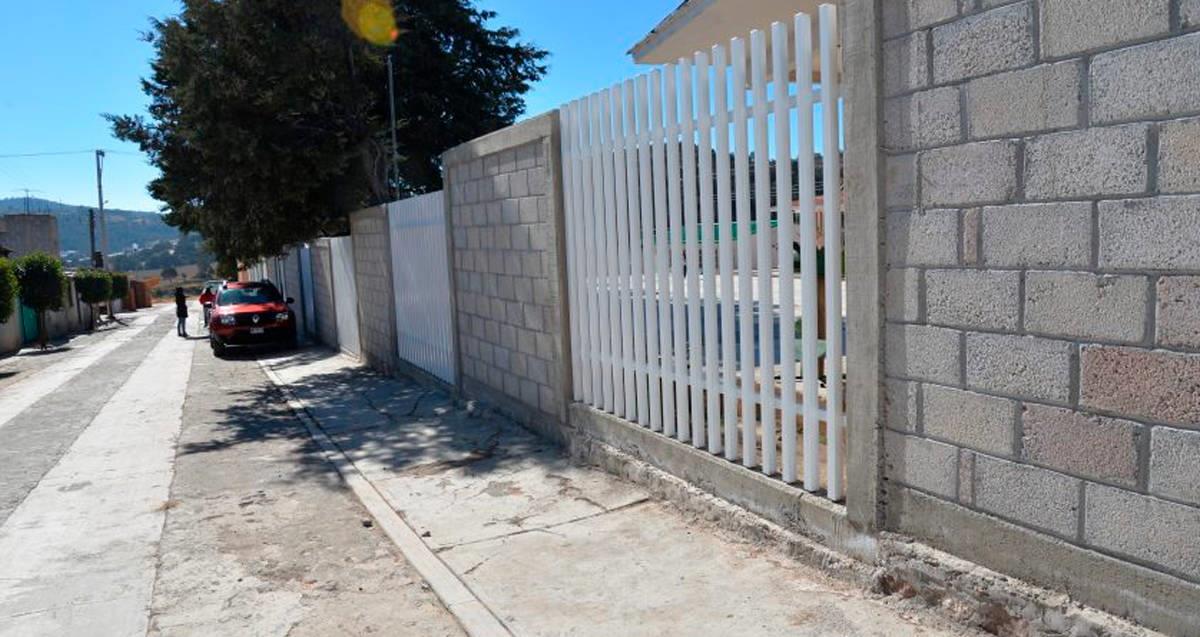 Hombre intenta huir tras impactar contra escuela primaria; es detenido