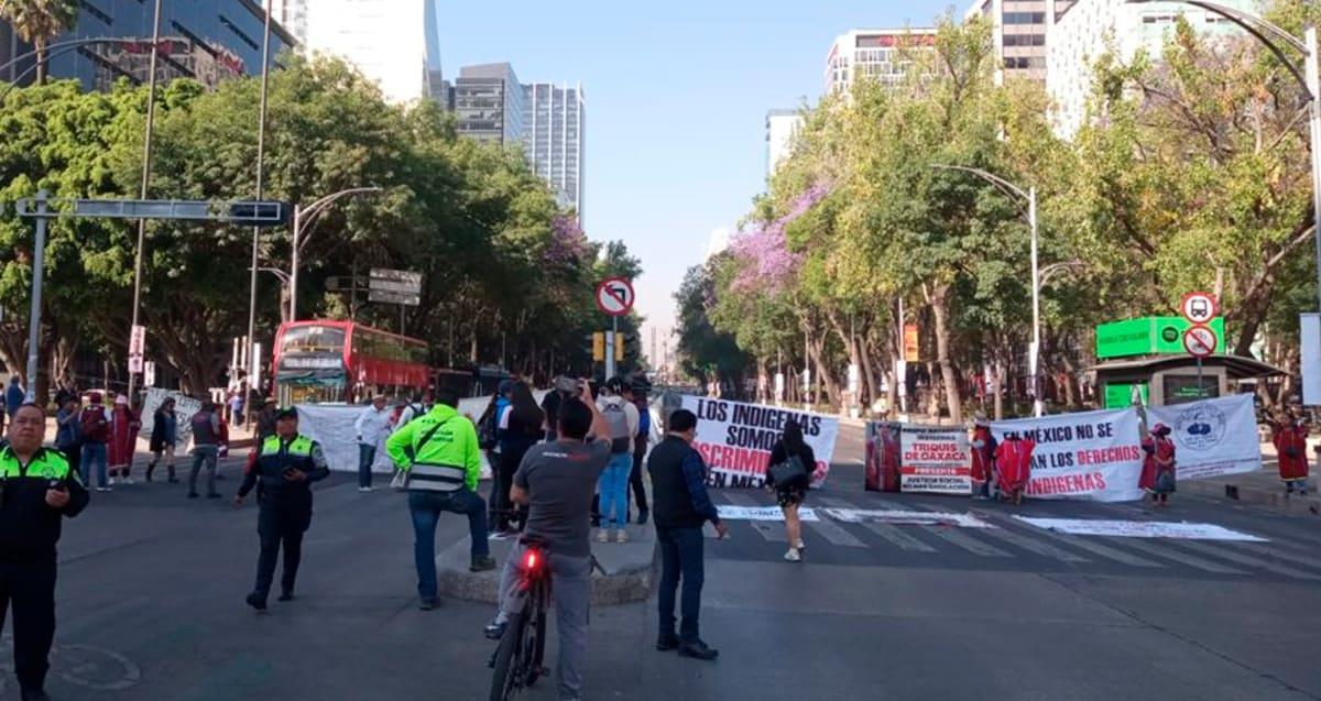 Bloqueo de artesanos en Paseo de la Reforma termina en trifulca