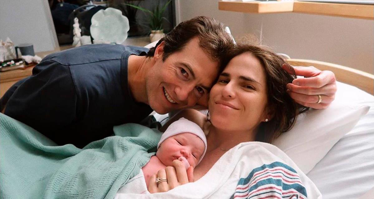 Tras 33 horas en labor de parto, Karla Souza recibe a su tercer bebé