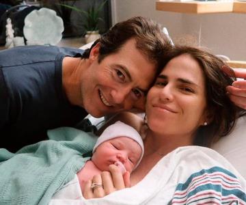 Tras 33 horas en labor de parto, Karla Souza recibe a su tercer bebé