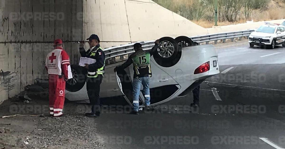 Automóvil pierde el control y termina volcado al sur de Hermosillo