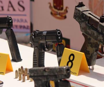 Mujer usaba Facebook para vender armas; es detenida