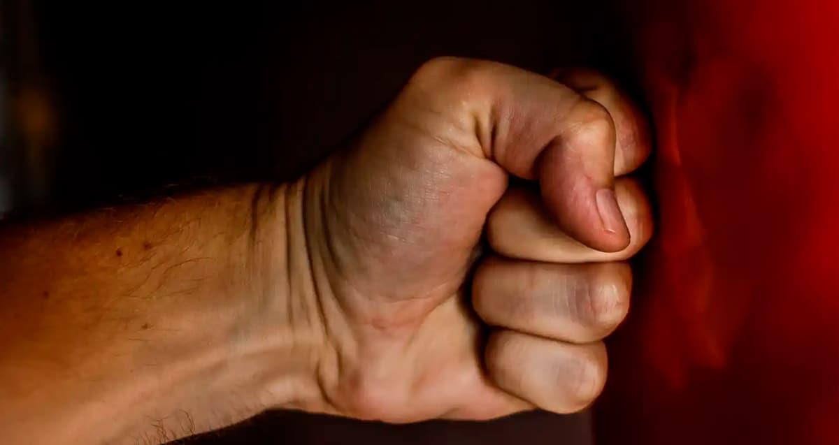 Hombre da golpiza a su pareja tras partido de futbol