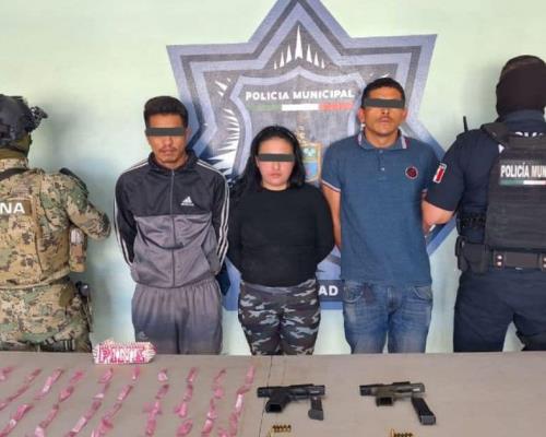 Detienen a sujetos con armas de fuego y más de 50 envoltorios con droga