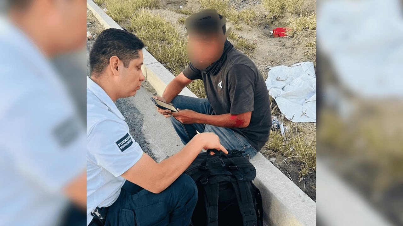 Brindan primeros auxilios a hombre tras caída de motocicleta