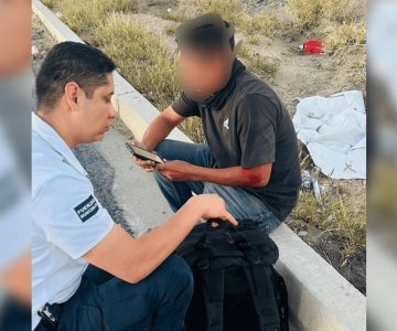 Brindan primeros auxilios a hombre tras caída de motocicleta