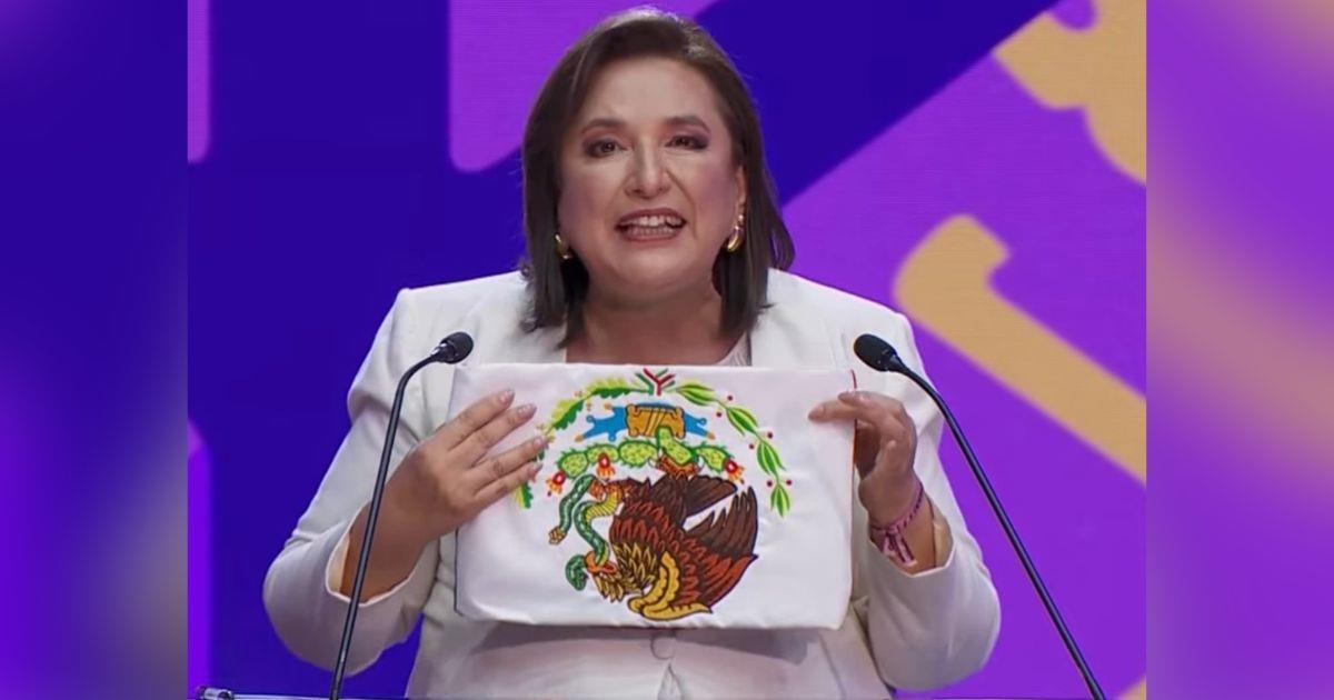 Xóchitl Gálvez aclara por qué mostró el escudo de la bandera al revés