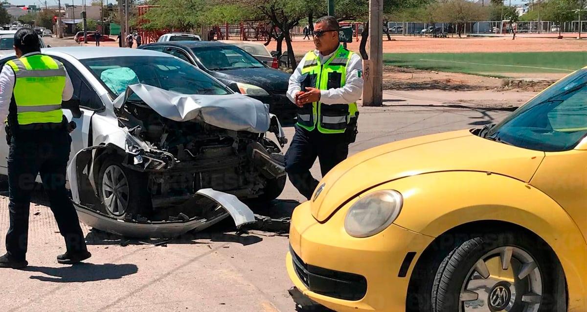 Aparatoso choque en colonia Carmen Serdán deja una menor lesionada