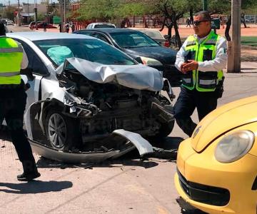 Aparatoso choque en colonia Carmen Serdán deja una menor lesionada