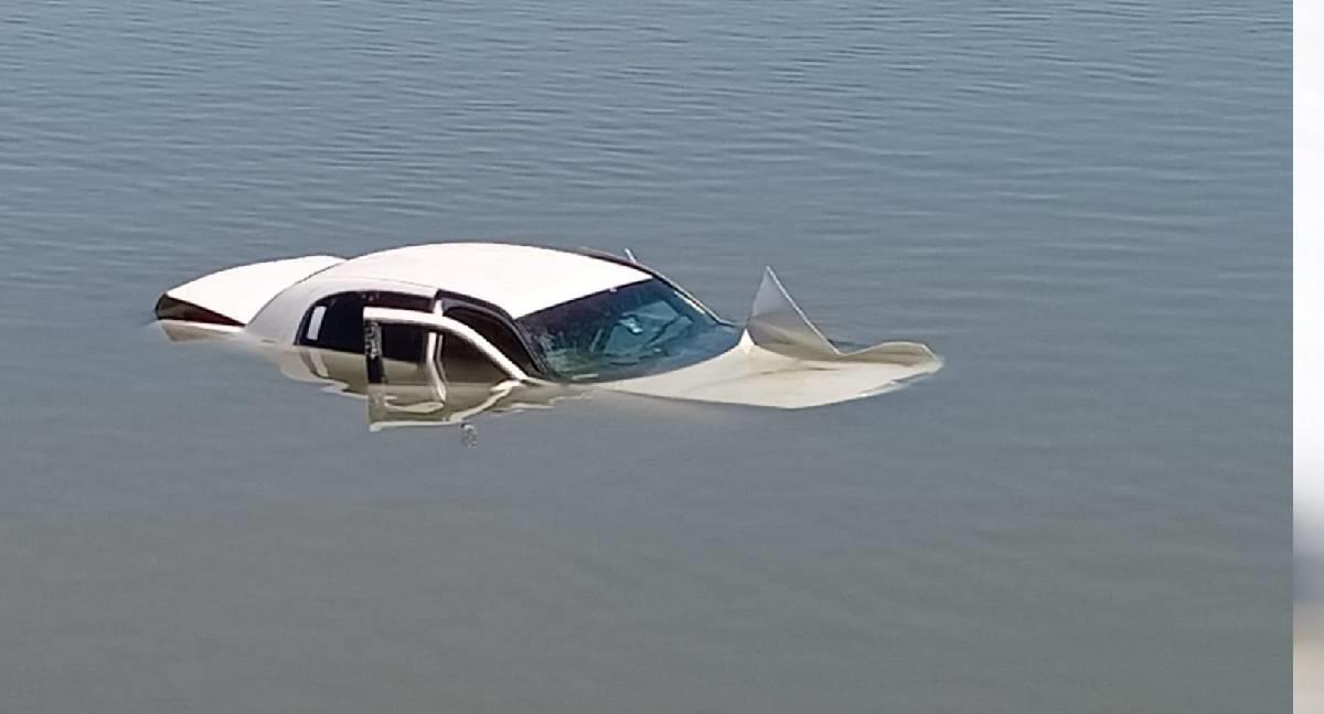 Cae auto del Puente Douglas; un hombre resultó lesionado